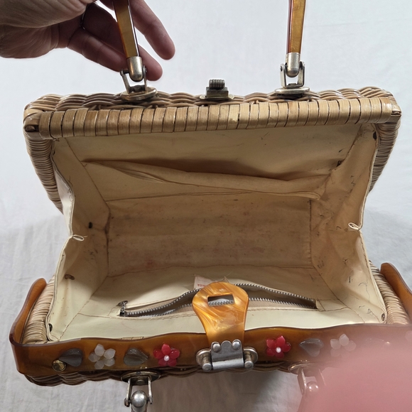 Elegant Tan Wicker Shoulder Bag with Floral Accents - Picture 8 of 11